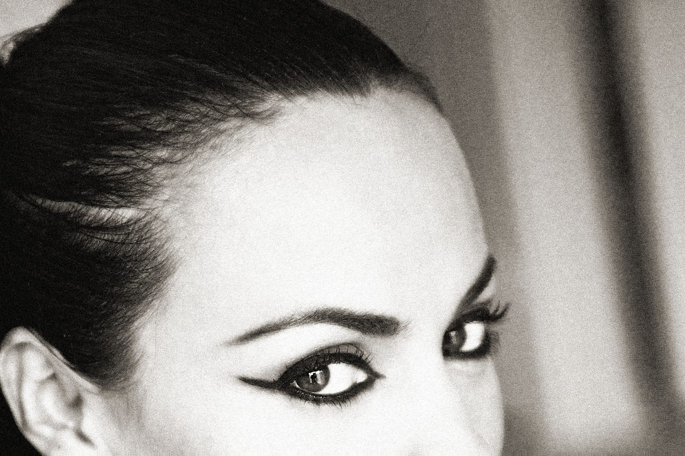 Retrato en blanco y negro de una mujer con collar